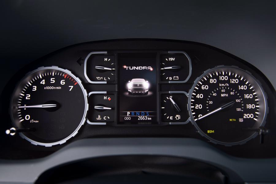 Панель приборов Toyota Tundra Platinum CrewMax 2017 года  (фото 14 из 18)